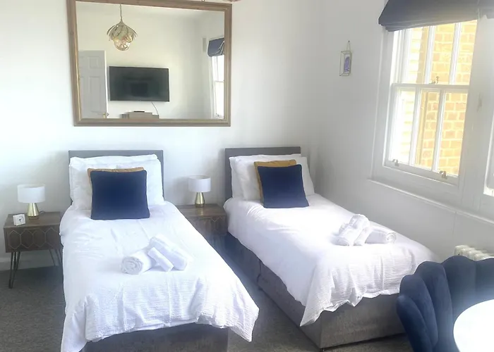 Seafront Sanctuary Beautiful Art Deco Apartment With Stunning City & Sea Views